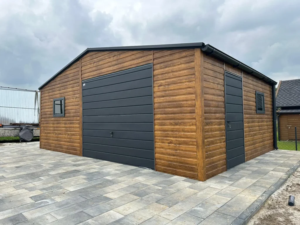 Plechové garáže Klatovy – s dveřmi a oknem