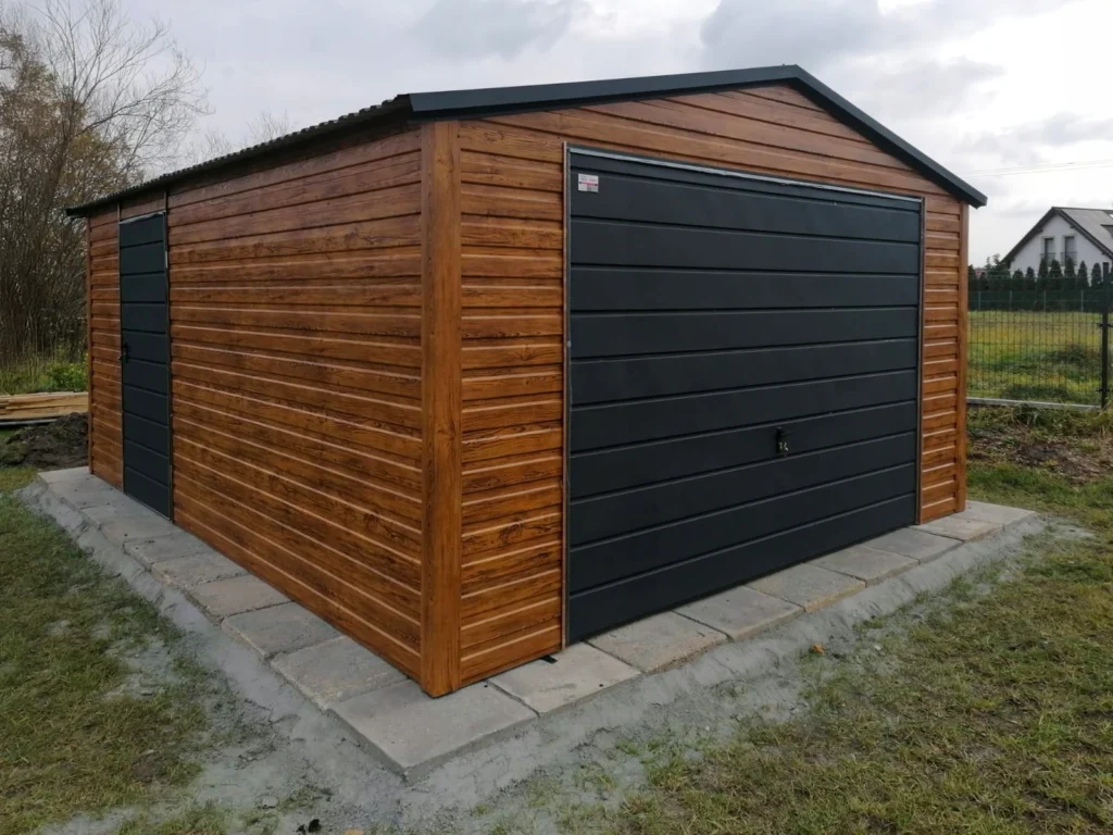 Plechové garáže Sušice – se sedlovou střechou, v dekoru dřeva