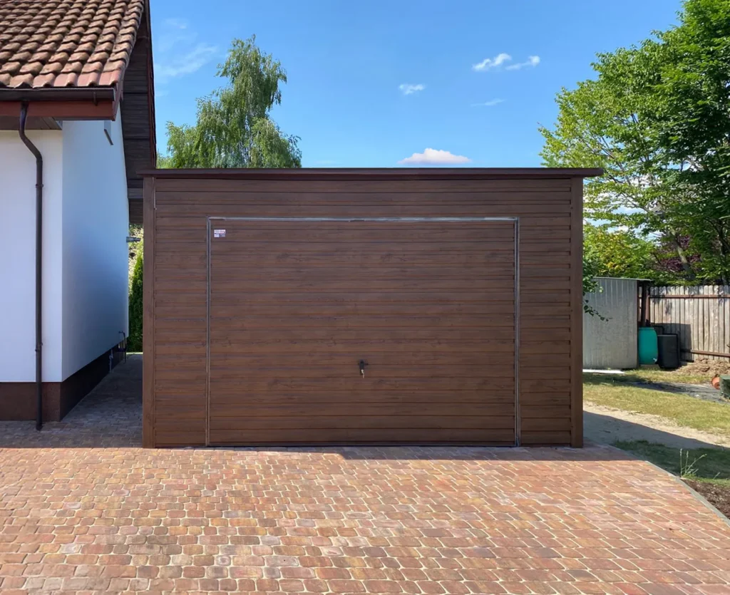 Plechové garáže Veselí nad Lužnicí – v dekoru dřeva, pultová střecha